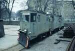 AVG Straßenbahn Augsburg__Im Betriebshof 'Rotes Tor'. Aufgereiht die Schneepflüge Nr.14, 15, 12 ?. Die Schneepflüge 11, 12, 14 und 15 entstanden im Jahr 1912 aus Triebwagen der ersten Serie 1 - 40 von Busch 1898, 1930 wurden die Wagen 14 und 15 in ihre jetzige Form umgebaut. Das Fahrzeug 15 ist noch vorhanden, aber nur bedingt fahrbereit.[Quelle:'Freunde der Augsburger Straßenbahn']__09-03-1974
