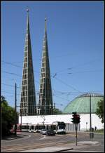 Modernes Augsburg -     Die neue Straßenbahnstrecke nach Friedberg-West führt an der markanten katholischen Don-Bosco-Kirche vorbei.