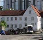 Der kurze Anstieg ist fast geschafft -     Die CityFlex-Straßenbahn erreicht am Ende des steilen Milchberg den Ulrichsplatz.