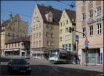 Aus der engen Gasse kommend -     Eine Combino-Tram der Linie 13 biegt hier vom engen Schmiedberg in die Karolinenstraße ein.