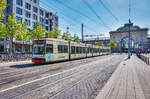 Der rnv-Tramwagen 1042  100 Jahre Rhein-Haardtbahn , fährt kurz nach der Haltestelle Mannheim Hauptbahnhof vorüber.