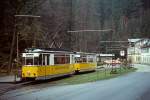 Tw 3 der Kirnitzschtalbahn Anfang April 2000 in der Endhaltestelle Lichtenhainer Wasserfall. Obwohl es sich um Zweirichtungsfahrzeuge handelt, verfügen die Beiwagen nur auf einer Seite über Türen, da sich alle Haltestellen auf der gleichen Seite befinden.