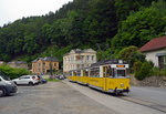 Eine Bahn der Kirnitzschtalbahn erreicht am 16.06.16 den Haltepunkt Botanischer Garten. Die Bahn war unterwegs vom Kurpark Bad Schandau zum Lichtenhainer Wasserfall.
