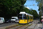 Auf der anderen Gleisseite ist bereits viel mehr los, hier fahren bereit die Berliner Niederflur Straßenbahnen.