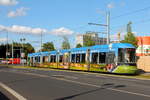 Eine Straßenbahn der Bauart Flexity Berlin 8002 an der Haltestelle Clara-Jaschke-Straße in der Nähe des Berliner Hauptbahnhofes am 25.08.2017.