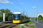 Triebzug 9932 Typ F8Z 11 fährt an der Haltestelle Gewerbegebiet Georg Knorr aus. Rechts sieht man die für Marzahn typischen Plattenbauten.

Berlin Marzahn 23.07.2018