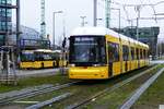 Bombardier Flexity '9045' auf der Linie M10 & Scania Citywide '4460' der BVG vor dem Hauptbahnhof in Berlin, Foto, März 2019.