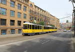 Berlin BVG SL 37 (KT4D 6172 + KT4D) Oberschöneweide, Edisonstraße am 24. Juli 2017. - Der Gebäudekomplex links ist ein Teil des Industriedenkmals  Spreehöfe .