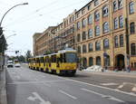 Berlin BVG SL 37 (KT4D 6146 + KT4D 6015) Oberschöneweide, Edisonstraße / Wilhelminenhofstraße am 24. Juli 2017. - Der Gebäudekomplex zur rechten Seite ist ein Teil des Industriedenkmals  Spreehöfe .