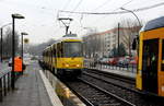 Berlin BVG: Ein Zug der SL M6 (KT4D 6154 + KT4D) erreicht am Nachmittag des 28. März 2018 die Haltestelle Hohenschönhauser Straße / Weißenseer Weg.