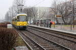 Berlin BVG SL M6: Eine Tatra-Garnitur bestehend aus dem KT4D 6074 und noch einem KT4D erreicht am Nachmittag des 28. März 2018 die Hst. Genslerstraße in der Landsberger Allee (Alt-Hohenschönhausen / Lichtenberg).