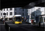 Zwischen den Schatten die Sonne -    Eine Flexity Berlin Tram kurz vor der Unterführung unter der Berliner Stadtbahn am S-Bahnhof Hackescher Markt.