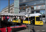 Urbane Dichte und die Straßenbahn mittendrin -    Am Hackeschen Markt in Berlin.