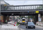 Umbau der Straßenbahn-Haltestelle am S-Bahnhof Berlin-Karlshorst -    Da wo links das wilde Grün wächst wird der Bahnsteig für die südwärts fahrende Straßenbahn