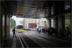 Haltestelle unter der Brücke -    Eine andere Lösung als am S-Bahnhof Karlshorst, hat man am S-Bahnhof Berlin-Adlershof gewählt.