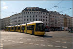 Über die Straßenkreuzung -    Eine Flexity Berlin Tram auf der Linie M1 überquert den Rosenthaler PLatz -    22.08.2019 (M)