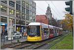 Strassenbahn Berlin Flexity als M6 nach Hellersdorf Risaer Strasse zwischen Hackescher Markt und  Alexanderplatz.