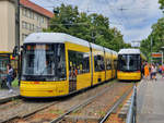 Straßenbahn Berlin Zug 4014-A auf der Linie 12 und Zug 9052 auf der Linie M13 in der Haltestelle Prenzlauer Allee/Ostseestraße, 27.07.2020.
