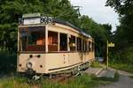 An der Schleuse in Kleinmachnow steht ein TM 36 Straßenbahn-Triebwagen mit der Nummer 3587.