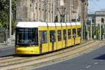 BVG Berlin mit Bombardier Flexity 9108, als Linie M10 entlang der Invalidenstaße und dem BMWI, Richtung Hbf. Berlin im August 2020. ['beBerlin']