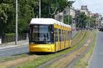 BVG Berlin mit Bombardier Flexity 9081. Hier auf der Linie M5, entlang der Invalidenstaße und kurz vor der Station Berlin-Hauptbahnhof im Juli 2021. [ mit neuem  Berlin  Signet]