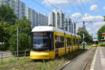 Tw 4023 erreicht den Prerower Platz in Hohenschönhausen.