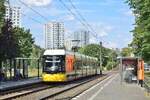 Tw 8013 erreicht in Berlin Marzahn die Haltestelle Marzahner Promenade.