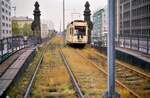 Hier ein Foto, das im Wartebereich des zweiten Hochbahnhofs der Nostalgietram zwischen Nollendorfplatz und Bülowstraße entstand. Es zeigt wieder TW 3344, den einzigen Wagen dieser Bahn.
Datum: 03.02.1988