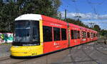 Berliner Verhrsbetriebe mit ihrem modularen Niederflur-Gelenktriebwagen Typ  Flexity Berlin/GT8-11ERL , Baujahr 2012 mit der BVG Nr. 8022 als Linie M6 Kreuzung Landsberger Allee/Rhinstraße am 15.09.23