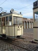 Blick durch die Wagen 3110 und 3493 auf die geschlossenen Hallentore des Betriebshofs Niederschnhausen.