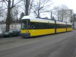 Berlin: Straenbahnlinie M1 nach Mitte Am Kupfergraben an der Haltestelle Niederschnhausen Hermann-Hesse-Strae/Waldstrae.