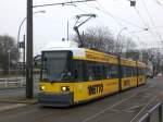 Berlin: Straenbahnlinie M6 nach U-Bahnhof Schwarzkopfstrae an der Haltestelle Hohenschnhausen Hohenschnhauser Strae/Weienseer Weg.