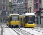 Tatrazug und der kurze Zweirichtungs-Flexity pausieren in der Groen Prsidentenstrae.