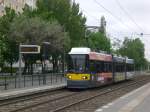 Berlin: Straenbahnlinie 16 nach S+U Bahnhof Frankfurter Allee an der Haltestelle Hohenschnhausen Hohenschnhauser Strae/Weienseer Weg.(14.5.2010)