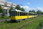 Berlin: Straenbahnlinie M17 nach S-Bahnhof Schneweide an der Haltestelle Hohenschnhausen Prerower Platz.(24.5.2010)