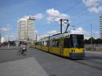 Berliner Straenbahn, gesehen am 13.07.2005 auf dem Alexanderplatz.