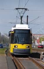 BERLIN, 24.04.2010, MetroTram-Linie M17 nach Bahnhof Schöneweide bei der Einfahrt in die Straßenbahnhaltestelle S-Bahnhof Friedrichsfelde Ost