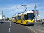 Berlin: Straenbahnlinie M10 am S+U Bahnhof Warschauer Strae.(8.7.2010)