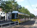 Berlin: Straenbahnlinie M1 nach Mitte Am Kupfergraben an der Haltestelle Pankow Masurenstrae.(13.7.2010)