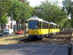 Berlin: Straenbahnlinie 50 nach Franzsisch-Buchholz Guyotstrae an der Haltestelle Pankow Masurenstrae.(13.7.2010)