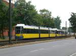 Berlin: Straenbahnlinie M4 nach Hohenschnhausen Zingster Strae an der Haltestelle Weiensee Buschallee/Hansastrae.(23.7.2010)