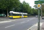 Berlin: Straenbahnlinie 27 nach Weiensee Pasedagplatz an der Haltestelle Hohenschnhausen Stadion Buschallee/Suermondstrae.(23.7.2010)