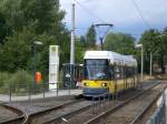 Berlin: Straenbahnlinie M5 nach S-Bahnhof Hackescher Markt an der Haltestelle Hohenschnhausen Gehrenseestrae.(25.7.2010)