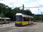 Berlin: Straenbahnlinie M8 nach Ahrensfelde an der Haltestelle Lichtenberg Allee der Kosmonauten/Rhinstrae.(25.7.2010)