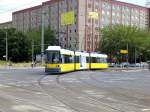 Berlin: Straenbahnlinie 27 nach Betriebshof Lichtenberg an der Haltestelle Lichtenberg Allee der Kosmonauten/Rhinstrae.(25.7.2010)