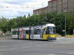 Berlin: Straenbahnlinie M8 nach U-Bahnhof Schwartzkopffstrae an der Haltestelle Lichtenberg Allee der Kosmonauten/Rhinstrae.(25.7.2010)