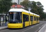 Berlin: Straenbahnlinie M5 nach S-Bahnhof Hacescher Markt an der Haltestelle Hohenschnhausen Hauptstrae/Rhinstrae.(18.9.2010)