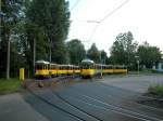 Berlin BVG SL M6: Zwei KT4D-Zge halten in Hellersdorf, Risaer Strasse am Abend des 25.