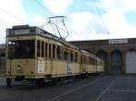 1924-1926 wurden 500 Trieb- und Beiwagen der Reihe T24 gebaut - und nach fast 90 Jahren ist man froh, dass der Denkmalpflegeverein Nahverkehr Berlin e.V. noch ein solches Fahrzeug im Einsatz hat. Dementsprechend gro war das Interesse an der Fahrt zu Betriebshof Niederschnhausen - wer zu spt kam, bekam keinen Sitzplatz mehr. 10.11.2013, Berlin Niederschnhausen