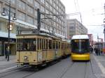 Der T24 Nr. 5984 des Denkmalpflegevereins Nahverkehr in Berlin neben einer Flexity als Metrotram M2 nach  Am Steinberg . Anlass war eine Sonderfahrt zum Betriebshof Niederschnhausen. 10.11.2013, Berlin Alexanderplatz